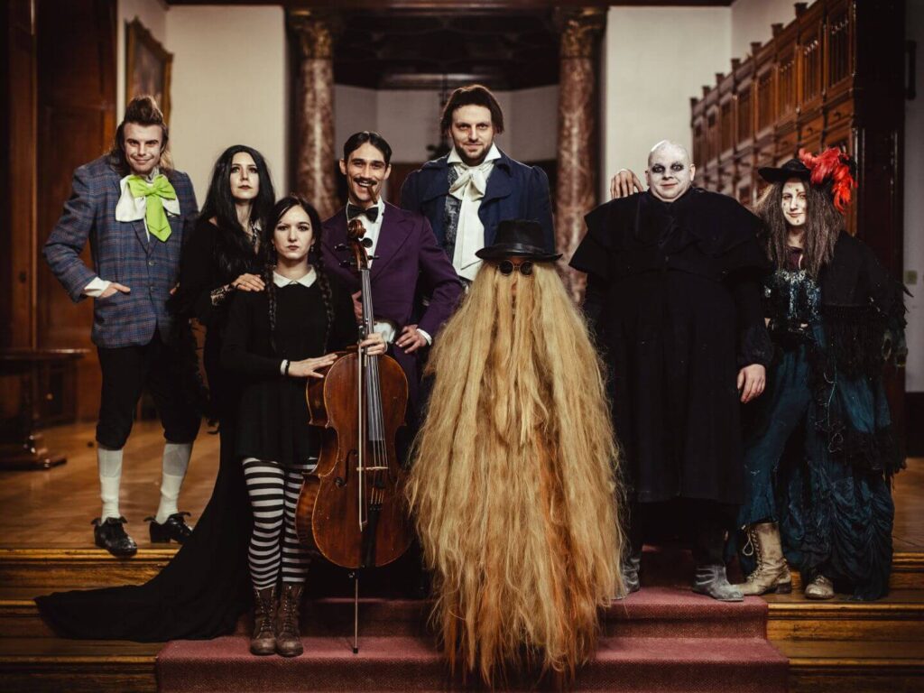 Rodzina Addamsów w pełnym składzie podczas imprezy tematycznej.