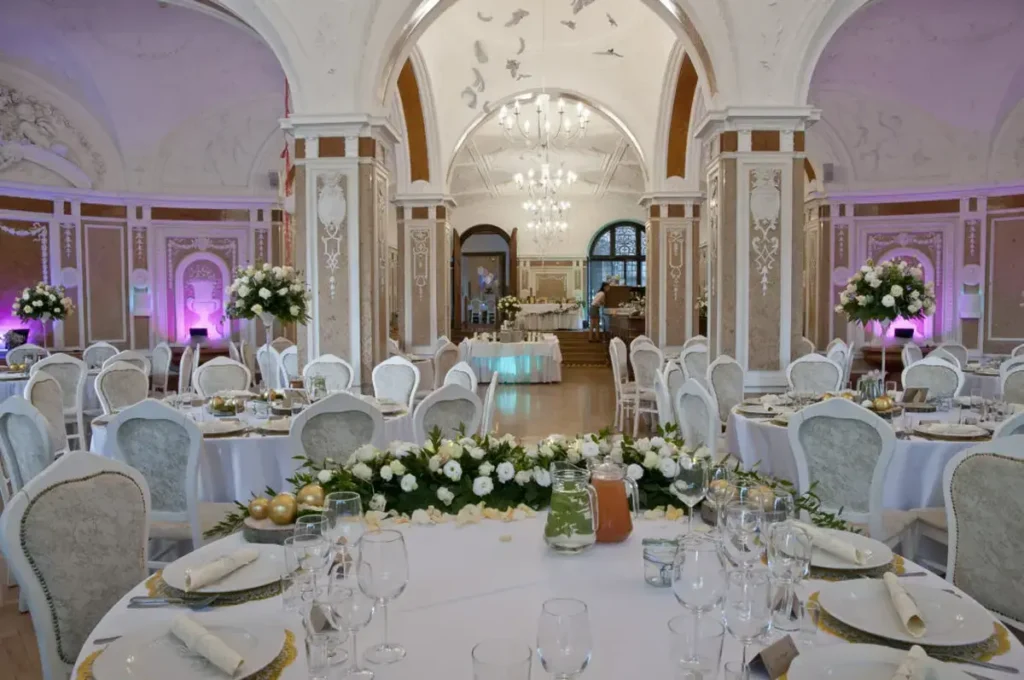 Elegancka sala balowa w zamku przygotowana na uroczystość.