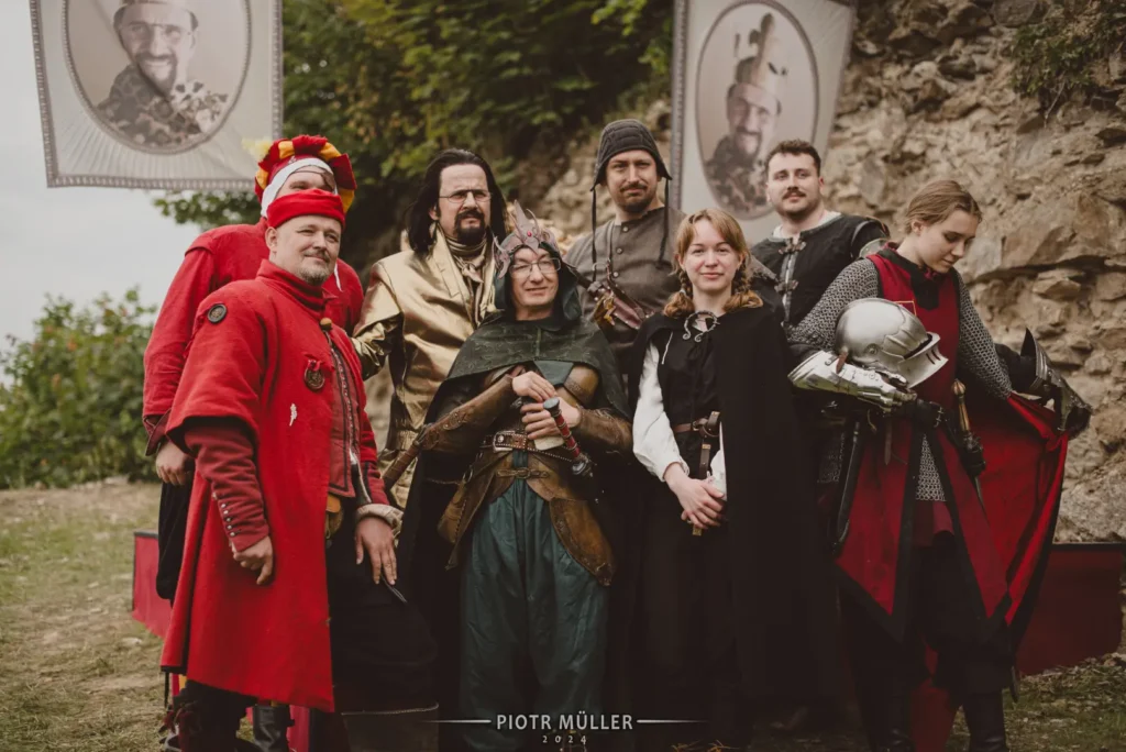 Aktorzy w kostiumach historycznych i fantasy na planie filmu LARP – grupa bohaterów i wojowników