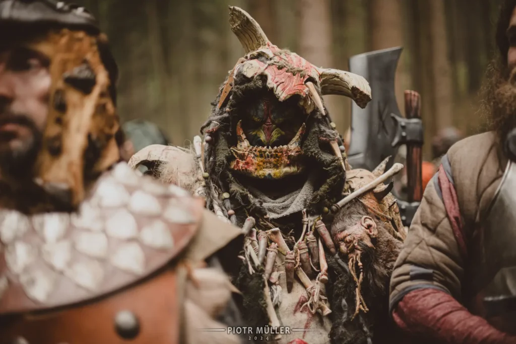 Ork w szczegółowym kostiumie i charakteryzacji na planie filmu LARP