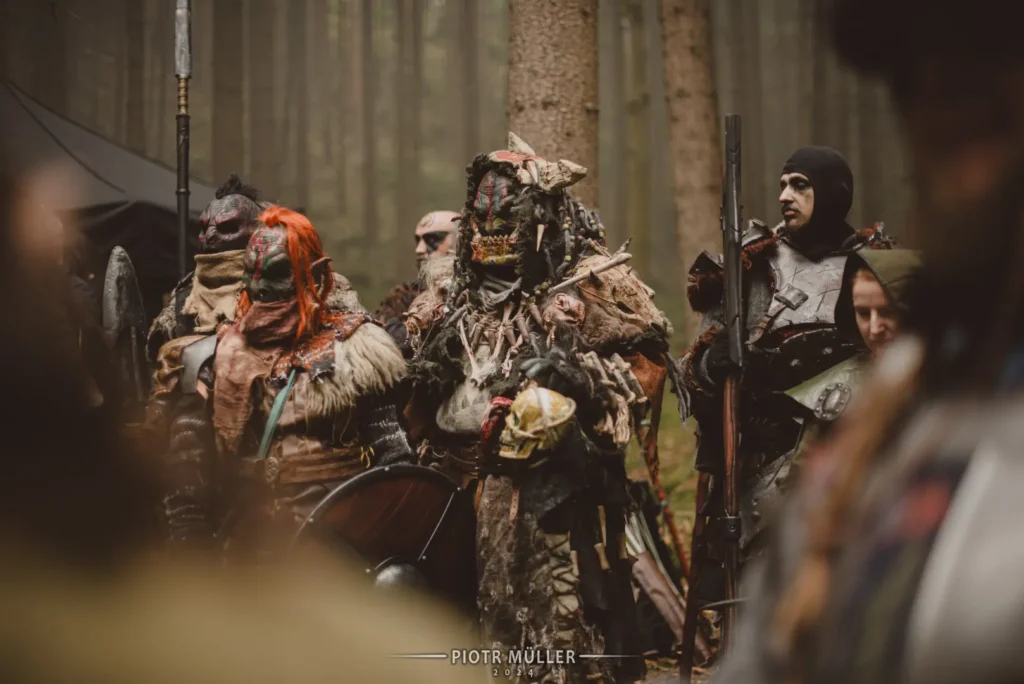 Orkowie w zbrojach i maskach fantasy w lesie – plan filmu LARP